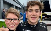 El gesto de Colapinto con el niño que lo sigue de antes de su debut en F1