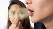 ¿Mal aliento en las mañanas? Estos son los consejos de los odontólogos para que no espantes a nadie: sigue las claves