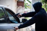 Le apuntó a una jubilada sin piedad para robarle el auto, escapó, lo persiguieron y chocó: era policía