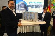 Arce firma convenio para construir nuevo edificio en la UMSA, universidad donde es docente
