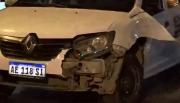Violento choque en una esquina peligrosa: una moto impactó a un remís y un joven fue hospitalizado