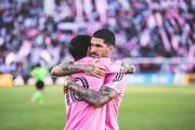 Abrazo con Lionel Messi, despliegue y elogios: asi fue el gran estreno de Rodrigo De Paul con Inter Miami