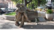 La escultura de San Martín y Merceditas ya luce en la Alameda tras ser restaurada por vandalismo