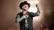 Un beso inesperado: Christian Nodal desata revuelo tras acercamiento con fan durante concierto en Jalisco