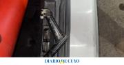 Detuvieron a dos sujetos que intentaron robar con una tumbera a dos jóvenes y agredieron a un policía