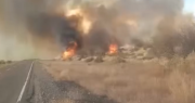 Los videos del viento Zonda en Jáchal e Iglesia, con un voraz incendio