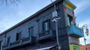 Críticas y desconcierto: Caminito amaneció pintado de negro y desató polémica en redes