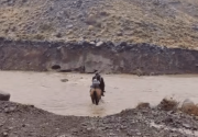 Cruzan el río a caballo para ir a la escuela: el admirable sacrificio de los estudiantes de Los Miches para no faltar a clases