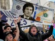 Dólar sin freno: el oficial subió $45, roza su techo y Milei acusa a los bancos de desatar la corrida