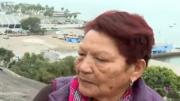 Locura: en plena alerta, una mujer llevó a su nieto para que vea su primer tsunami