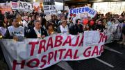 Trabajadores del Garrahan marcharon con velas al Obelisco con críticas a Milei