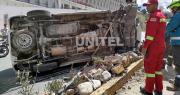Conductor se duerme al volante y vuelca en plena avenida Zabaleta en La Paz, según informe preliminar