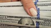 Otra disparada del dólar oficial: subió $55, llegó a $1.380 y volvió a quedar arriba del blue