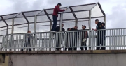 Un joven intentó arrojarse desde un puente de la Autopista La Plata-Buenos Aires y fue rescatado