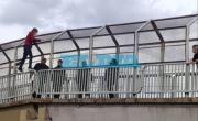 Rescataron a un joven que intentó tirarse desde un puente en la autopista La Plata