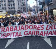 Con velas y una carta pública, trabajadores del Hospital Garrahan reclamaron en el Obelisco por los bajos sueldos