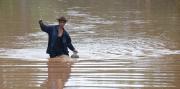 Se lo llevó el agua: una joyería perdió 20 kilos de oro y todos buscan el tesoro en medio de una inundación histórica en China