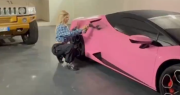 Wanda Nara lo hizo de nuevo: grafiteó su Lamborghini rosado y generó revuelo en las redes