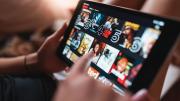 La serie corta en Netflix que revive la ostentación y las tensiones ocultas de los años 90 en Argentina