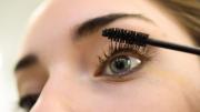 Adiós maquillaje: la nueva tendencia para los ojos que es furor este invierno 2025