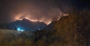 Gobierno moviliza bomberos y helicóptero para mitigar el incendio en Tarija