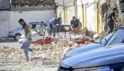 Viento zonda: una pared se derrumbó en Caseros al 700 y aplastó un auto que se encontraba en un estacionamiento 