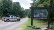 Profesor confiesa ser el asesino de una pareja en Arkansas: apuñaló a padre y madre cuando paseaban con sus dos hijas