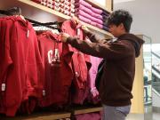 Cinco cosas que será más caro comprar ahora en Estados Unidos con los aranceles: para empezar ropa y zapatillas