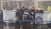 Policía gasifica protesta de maestros que se “crucificaron” en el Ministerio de Educación en demanda de ítems