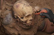 Trabajadores de servicios públicos en Perú descubren una tumba preincaica con restos de 1.000 años de antigüedad