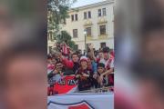 Gran expectativa por la llegada de River: cientos de hinchas aguardan con una fiesta roja y blanca