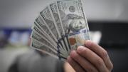 El dólar oficial frenó su alza y cerró la semana en $1.375