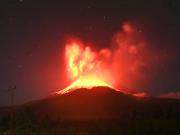 Impresionante erupción de un volcán en Indonesia: lava incandescente, rayos y aldeas cubiertas de cenizas