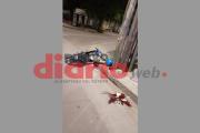 Motociclista derrapó, se estrelló contra un poste y se partió la cabeza