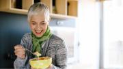 El alimento lleno de antioxidantes que ayuda a cuidar la memoria después de los 50 años