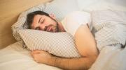 Por qué no hay que dormir de costado según la ciencia y qué quiere decir