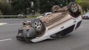 Un auto embistió a una camioneta y la dejó volcada