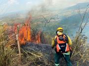 Presidente Arce despliega helicópteros y un avión Hércules con 80 bomberos para combatir incendio en Sama