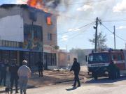 Incendio en General Roca: el fuego consumió dos departamentos sobre una pollería en Jujuy al 250