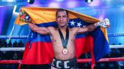 ¡Por nocaut! Carlos Cañizales es el nuevo campeón mundial del título minimosca del CMB