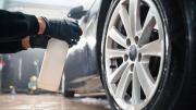 Por qué hay que poner un chorro de vinagre en las ruedas del auto: ¿qué significa?