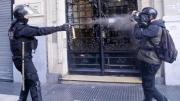 El fuerte repudio de la hermana del policía que atacó a un fotógrafo: “Te convertiste en ”