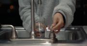 Expertos emiten una alerta por los altos niveles de arsénico en el agua que consumimos todos los días