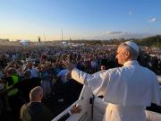 Miles de jóvenes católicos de todo el mundo se reúnen en Roma en una multitudinaria vigilia con el Papa León XIV