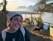 Chiara viaja sola para encontrarse, de Lamarque al mundo, con una mochila al hombro y muchas preguntas