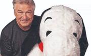 Baldwin tras el juicio: descarrilado, se abraza a Snoopy y quiere que seamos “buenas personas”