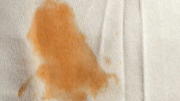 El truco casero para eliminar las manchas de grasa de tu ropa sin esfuerzo extra