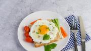 ¡Increíble! El huevo frito más perfecto del mundo no necesita sartén: este secreto culinario cambiará tu vida para siempre