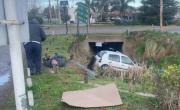Milagro en La Plata: un hombre se descompensó, perdió el control y cayó al zanjón de la rotonda de Olmos