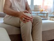 Cómo aliviar el dolor articular con ejercicios suaves para mayores de 50